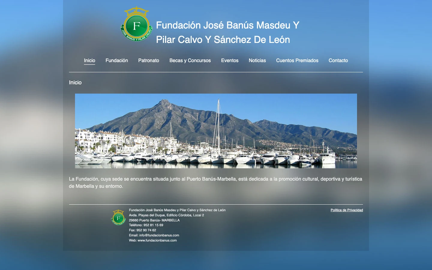 La web antigua de la Fundación Banús: fondo azul degradado, el escudo, un menú de ocho apartados, una foto de archivo del Puerto Banús y una sola frase de presentación.